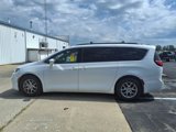Used 2022 Chrysler Pacifica Touring-L image 2