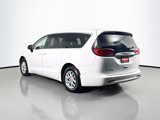 Used 2017 Chrysler Pacifica Touring image 3