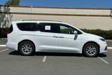 Used 2022 Chrysler Pacifica Touring-L image 3