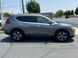 Used 2017 Nissan Rogue SL image 2