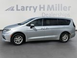 Used 2023 Chrysler Pacifica Touring-L image 5