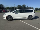 Used 2017 Chrysler Pacifica Limited image 3