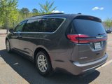 Used 2022 Chrysler Pacifica Touring-L image 6