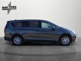 Used 2023 Chrysler Pacifica Touring-L image 2