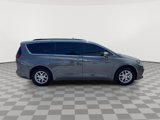 Used 2022 Chrysler Pacifica Touring-L image 2