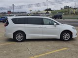 Used 2022 Chrysler Pacifica Touring-L image 6