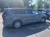 Used 2022 Chrysler Pacifica Touring-L image 2