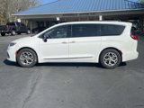 Used 2023 Chrysler Pacifica Limited image 2