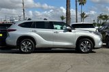 Used 2022 Toyota Highlander XLE image 3