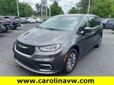 Used 2023 Chrysler Pacifica Touring-L image 3