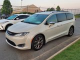 Used 2017 Chrysler Pacifica Limited image 3