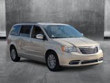 Used 2016 Chrysler Town & Country Touring-L image 3
