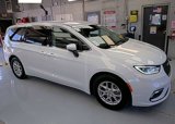 Used 2023 Chrysler Pacifica Touring-L image 3