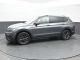 Used 2022 Volkswagen Tiguan SE w/ Panoramic Sunroof Package image 2