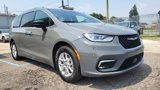 Used 2025 Chrysler Pacifica Select image 2