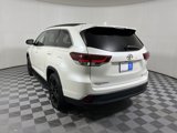 Used 2019 Toyota Highlander SE w/ Phone Cable & Charge Package image 5