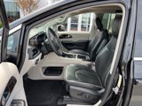 Used 2023 Chrysler Pacifica Limited image 3