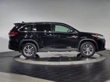 Used 2019 Toyota Highlander SE image 3