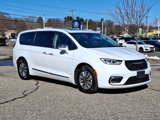 Used 2022 Chrysler Pacifica Limited w/ Uconnect Theater Family Group image 2