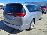 Used 2021 Chrysler Pacifica Touring-L image 3