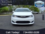 Used 2017 Chrysler Pacifica Touring-L Plus w/ Tire & Wheel Group image 2