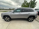 Used 2019 Jeep Cherokee Limited image 2
