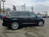 New 2025 Chrysler Pacifica Select image 4