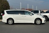 Used 2022 Chrysler Pacifica Touring-L image 3