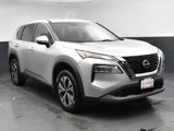 Used 2022 Nissan Rogue SV image 2