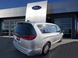 Used 2023 Chrysler Pacifica Touring-L image 2
