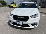 Used 2023 Chrysler Pacifica Touring-L image 6