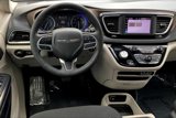 Used 2022 Chrysler Voyager LX image 5