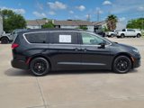 Used 2022 Chrysler Pacifica Touring-L image 3