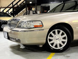 Used 2011 Lincoln Town Car Signature L image 2
