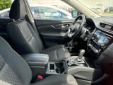 Used 2017 Nissan Rogue SV image 2