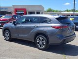 Used 2021 Toyota Highlander XLE image 2
