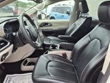 Used 2023 Chrysler Pacifica Touring-L image 3