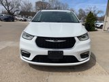 Used 2022 Chrysler Pacifica Limited image 3