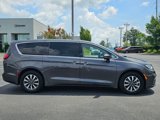 Used 2022 Chrysler Pacifica Touring-L w/ Uconnect Theater Family Group image 4