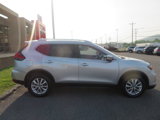 Used 2017 Nissan Rogue SV w/ SV Premium Package image 2