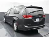 Used 2017 Chrysler Pacifica Touring-L image 3