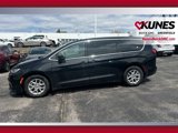 Used 2023 Chrysler Pacifica Touring-L image 6