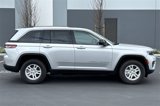 Used 2023 Jeep Grand Cherokee Laredo image 3
