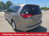 Used 2017 Chrysler Pacifica Premium image 4