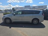 Used 2023 Chrysler Pacifica Touring-L image 2
