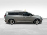 Used 2020 Chrysler Pacifica Touring-L image 4
