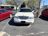 Used 2005 Lincoln Town Car Signature Limited image 2
