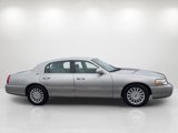 Used 2005 Lincoln Town Car Signature Limited image 4