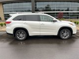 Used 2017 Toyota Highlander XLE image 2