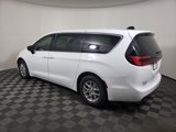 New 2025 Chrysler Pacifica Select image 3